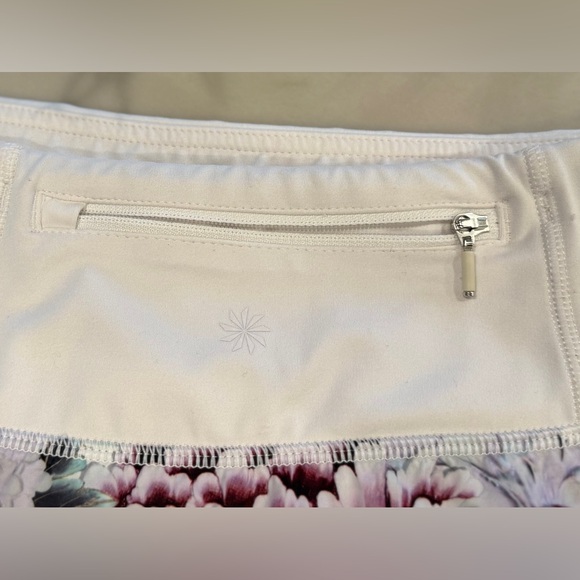 Athleta Run Free Peony Floral Pink Garden Shorts Sz M - Picture 7 of 10